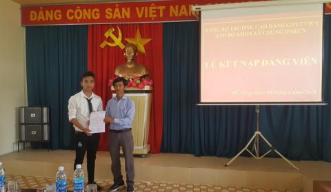 Lễ kết nạp Đảng viên mới đối với quần chúng Nguyễn Quốc Sơn-Sinh viên Lớp CĐ16X2 thuộc Khoa Xây dựng dân dụng và Công nghiệp